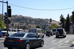 Jerusalém, Israel, carros na parte do leste da cidade, o Monte das Oliveiras no fundo, perto da cidade velha imagem de stock Jerusalém, Israel, carros na parte do leste da cidade, o Monte das Oliveiras no fundo, perto da cidade velha imagem de stock
