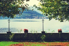 Jesień widok od sprzedaży Marasino nad Iseo jeziorem Monte Isola w tle obrazy royalty free Jesień widok od sprzedaży Marasino nad Iseo jeziorem Monte Isola w tle obrazy royalty free