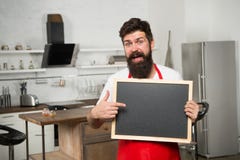 Jest nasz gość kawiarni lub restauracji menu reklama Mężczyzny szef kuchni z deską, kopii przestrzeń buck dojrzałe Brodaty mężczy zdjęcia stock Jest nasz gość kawiarni lub restauracji menu reklama Mężczyzny szef kuchni z deską, kopii przestrzeń buck dojrzałe Brodaty mężczy zdjęcia stock