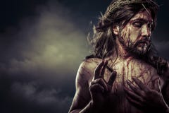 Jesus Christ com a coroa de espinhos brancos na cruz, Páscoa dentro fotos de stock Jesus Christ com a coroa de espinhos brancos na cruz, Páscoa dentro fotos de stock