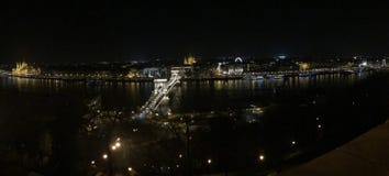 jetez un pont sur le panorama à chaînes de palais de nuit de Budapest Danube royal photo stock jetez un pont sur le panorama à chaînes de palais de nuit de Budapest Danube royal photo stock
