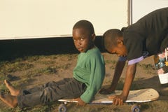 Jeu afro-américain d'enfants image stock Jeu afro-américain d'enfants image stock