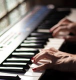 Jeu de la belle musique avec un clavier photos libres de droits Jeu de la belle musique avec un clavier photos libres de droits