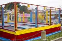 Jeu de trempolines pour des enfants photos libres de droits Jeu de trempolines pour des enfants photos libres de droits