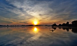 Jeu incroyable de lumière dans le ciel et l'eau au lever de soleil au-dessus du lac photographie stock Jeu incroyable de lumière dans le ciel et l'eau au lever de soleil au-dessus du lac photographie stock