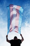 Jeune avec un drapeau de fierté de transsexuel photos libres de droits Jeune avec un drapeau de fierté de transsexuel photos libres de droits