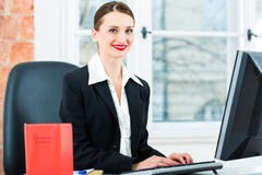 Avocat dans le bureau faisant des notes dans un dossier image stock Avocat dans le bureau faisant des notes dans un dossier image stock