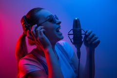 Jeune beau chant de disques de fille, industrie du spectacle, DJ, partie, musique pop photo stock Jeune beau chant de disques de fille, industrie du spectacle, DJ, partie, musique pop photo stock