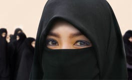 Jeune belle et heureuse femme musulmane dans la robe traditionnelle de burqa de l'Islam avec stupéfier les yeux expressifs regard photographie stock libre de droits Jeune belle et heureuse femme musulmane dans la robe traditionnelle de burqa de l'Islam avec stupéfier les yeux expressifs regard photographie stock libre de droits