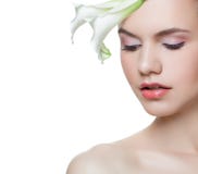 Jeune belle femme avec la fleur d'isolement sur le fond blanc, plan rapproché femelle de visage, portrait de ressort photos stock Jeune belle femme avec la fleur d'isolement sur le fond blanc, plan rapproché femelle de visage, portrait de ressort photos stock