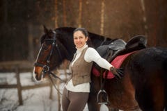 Jeune belle femme avec le portrait extérieur de cheval à la journée de printemps photos libres de droits Jeune belle femme avec le portrait extérieur de cheval à la journée de printemps photos libres de droits