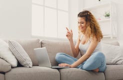 Jeune belle femme ayant l'amusement avec l'appel visuel photos libres de droits Jeune belle femme ayant l'amusement avec l'appel visuel photos libres de droits