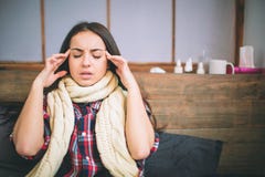 Jeune belle femme caucasienne sur le lit ayant l'effort de migraine d'insomnie de mal de tête image stock Jeune belle femme caucasienne sur le lit ayant l'effort de migraine d'insomnie de mal de tête image stock