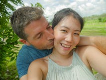Jeune belle femme chinoise asiatique de beaux et heureux couples mélangés d'appartenance ethnique et homme blanc dans l'amour pre photographie stock Jeune belle femme chinoise asiatique de beaux et heureux couples mélangés d'appartenance ethnique et homme blanc dans l'amour pre photographie stock