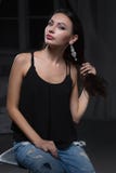 Jeune belle femme posant dans le studio image stock Jeune belle femme posant dans le studio image stock