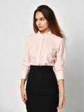 Jeune belle femme posant en nouveau tissu occasionnel de bureau photos stock Jeune belle femme posant en nouveau tissu occasionnel de bureau photos stock