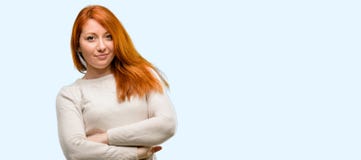 Jeune belle femme rousse au-dessus de fond bleu photos libres de droits Jeune belle femme rousse au-dessus de fond bleu photos libres de droits