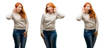 Jeune belle femme rousse d'isolement au-dessus du fond blanc images stock Jeune belle femme rousse d'isolement au-dessus du fond blanc images stock