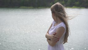 Jeune belle fille d'adolescent se tenant sur le lac proche en pierre de montagne Plan rapproché banque de vidéos Jeune belle fille d'adolescent se tenant sur le lac proche en pierre de montagne Plan rapproché banque de vidéos