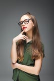Jeune belle fille à lunettes images libres de droits Jeune belle fille à lunettes images libres de droits