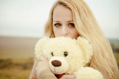 Jeune blonde sensuelle de fille dans l'automne venteux avec le jouet photographie stock libre de droits Jeune blonde sensuelle de fille dans l'automne venteux avec le jouet photographie stock libre de droits