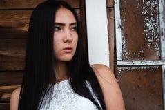 Jeune brune séduisante adulte dans la chemise blanche posant dans la maison rustique dehors images libres de droits Jeune brune séduisante adulte dans la chemise blanche posant dans la maison rustique dehors images libres de droits