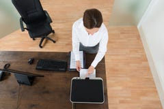 Jeune bureau d'Using Printer In de femme d'affaires photo libre de droits Jeune bureau d'Using Printer In de femme d'affaires photo libre de droits