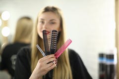 Jeune coiffeur Hold Hairbrush et ciseaux photo libre de droits Jeune coiffeur Hold Hairbrush et ciseaux photo libre de droits