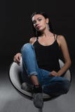 Jeune dame sexy sur un fond noir photos libres de droits Jeune dame sexy sur un fond noir photos libres de droits
