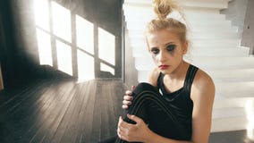 Jeune danseur d'adolescente pleurant après que la représentation de perte se reposent sur la décoration de cube dans le studio de photos stock Jeune danseur d'adolescente pleurant après que la représentation de perte se reposent sur la décoration de cube dans le studio de photos stock