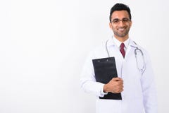 Jeune docteur indien beau d'homme sur le fond blanc image libre de droits Jeune docteur indien beau d'homme sur le fond blanc image libre de droits
