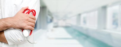 Jeune docteur masculin travaillant ? l'h?pital photographie stock libre de droits Jeune docteur masculin travaillant ? l'h?pital photographie stock libre de droits