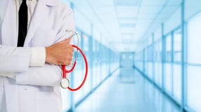 Jeune docteur masculin travaillant à l'hôpital photographie stock libre de droits Jeune docteur masculin travaillant à l'hôpital photographie stock libre de droits