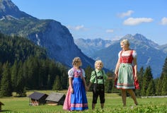 Jeune famille bavaroise dans un beau paysage de montagne photos libres de droits Jeune famille bavaroise dans un beau paysage de montagne photos libres de droits