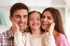 Jeune famille heureuse images stock Jeune famille heureuse images stock
