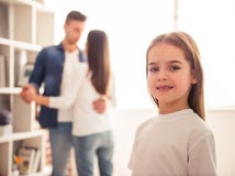 Jeune famille heureuse photo stock Jeune famille heureuse photo stock