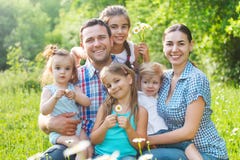 Jeune famille heureuse avec quatre enfants dehors photographie stock libre de droits Jeune famille heureuse avec quatre enfants dehors photographie stock libre de droits