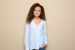 Jeune femme afro-américaine avec le beau visage photographie stock libre de droits Jeune femme afro-américaine avec le beau visage photographie stock libre de droits
