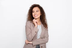 Jeune femme afro-américaine avec le beau visage image stock Jeune femme afro-américaine avec le beau visage image stock