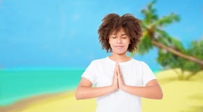 Jeune femme Afro méditant sur la plage avec les yeux fermés L'asana de yoga avec des yeux s'est fermé Femme pendant la méditation images stock Jeune femme Afro méditant sur la plage avec les yeux fermés L'asana de yoga avec des yeux s'est fermé Femme pendant la méditation images stock