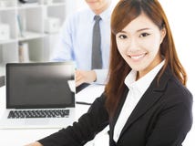 Jeune femme assez professionnelle avec le collègue i image libre de droits Jeune femme assez professionnelle avec le collègue i image libre de droits