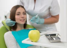 Jeune femme au bureau du dentiste photo libre de droits Jeune femme au bureau du dentiste photo libre de droits