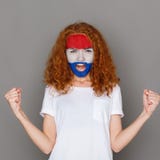 Jeune femme avec le drapeau de la Hollande peint sur son visage image libre de droits Jeune femme avec le drapeau de la Hollande peint sur son visage image libre de droits