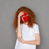 Jeune femme avec le drapeau du Danemark peint sur son visage photos libres de droits Jeune femme avec le drapeau du Danemark peint sur son visage photos libres de droits