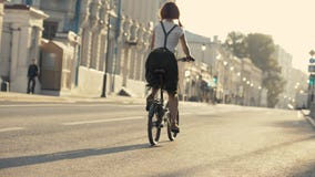Jeune femme avec les cheveux rouges montant un vélo dans la vue inférieure de parc Parc de vélo de femme image libre de droits Jeune femme avec les cheveux rouges montant un vélo dans la vue inférieure de parc Parc de vélo de femme image libre de droits