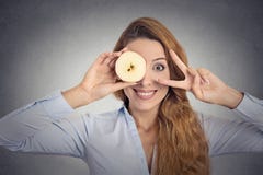 Jeune femme avec une pomme images stock Jeune femme avec une pomme images stock