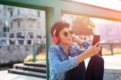 Jeune femme ayant l'amusement avec la musique photographie stock Jeune femme ayant l'amusement avec la musique photographie stock