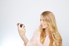Jeune femme blonde avec un appareil-photo de vintage images libres de droits Jeune femme blonde avec un appareil-photo de vintage images libres de droits