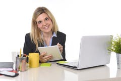 Jeune femme blonde caucasienne heureuse d'affaires de portrait d'entreprise travaillant utilisant la protection numérique de comp photos stock Jeune femme blonde caucasienne heureuse d'affaires de portrait d'entreprise travaillant utilisant la protection numérique de comp photos stock