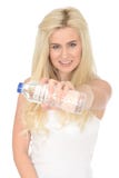Jeune femme blonde heureuse en bonne santé convenable tenant une bouteille de l'eau minérale images libres de droits Jeune femme blonde heureuse en bonne santé convenable tenant une bouteille de l'eau minérale images libres de droits